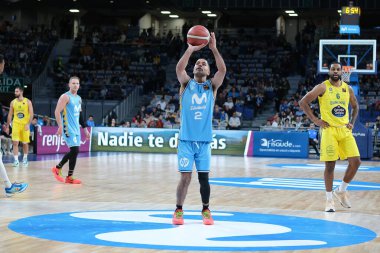 Movistar Estudiantes 'in oyuncusu, Movistar Estudiantes ile WiZink Center' daki Club Ourense arasında oynanan LEB Oro Maçı sırasında görüldü. Madrid 7 Ocak 2024 İspanya