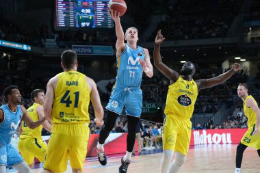 Movistar Estudiantes 'in oyuncusu, Movistar Estudiantes ile WiZink Center' daki Club Ourense arasında oynanan LEB Oro Maçı sırasında görüldü. Madrid 7 Ocak 2024 İspanya