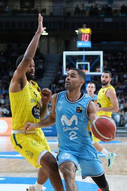Movistar Estudiantes 'in oyuncusu, Movistar Estudiantes ile WiZink Center' daki Club Ourense arasında oynanan LEB Oro Maçı sırasında görüldü. Madrid 7 Ocak 2024 İspanya