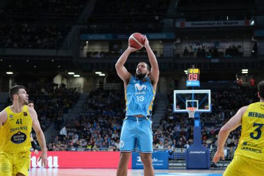 Movistar Estudiantes 'in oyuncusu, Movistar Estudiantes ile WiZink Center' daki Club Ourense arasında oynanan LEB Oro Maçı sırasında görüldü. Madrid 7 Ocak 2024 İspanya