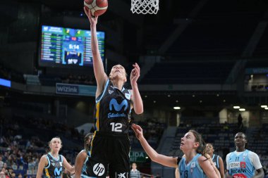 Movistar Estudiantes oyuncusu Endesa Femeninah sırasında WiZink Center 'da Movistar Estudiantes Femenino Celta Zorka' ya karşı oynuyor. Madrid 7 Ocak 2024 İspanya