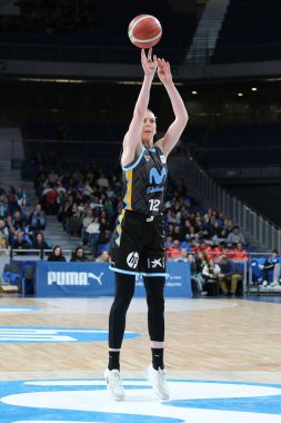 Movistar Estudiantes oyuncusu Endesa Femeninah sırasında WiZink Center 'da Movistar Estudiantes Femenino Celta Zorka' ya karşı oynuyor. Madrid 7 Ocak 2024 İspanya