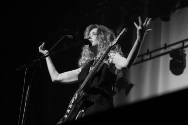 Şarkıcı Christina Rosenvinge, 10 Ocak 2024 'te Madrid' deki INVERFEST festivalinde performans sergiliyor.