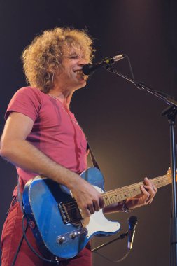 Los Zigarros grubundan şarkıcı Ovidi Tormo, 10 Ocak 2024 'te Madrid' deki INVERFEST festivalinde konser verdi.
