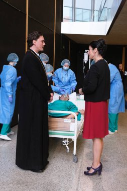 Romen Marin Sorescu Ulusal Tiyatrosu 'nun OEDIPUS REY, OF SOPHOCLES temsili sırasında İspanya' nın Madrid kentindeki Kanal Tiyatrosu 'nda oyuncular sahne aldı.
