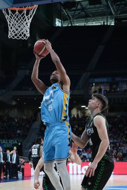 Movistar Estudiantes oyuncusu Movistar Estudiantes ile WiZink Center 'daki Club Betis arasında oynanan LEB Oro Maçı sırasında görüldü. Madrid 21 Ocak 2024 İspanya