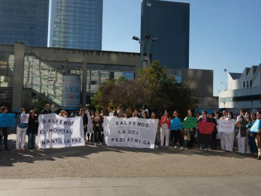 Göstericiler, 18 Ocak 2024 'te İspanya' nın Madrid kentindeki Universitario La Paz hastanesinde pediatrik yoğun bakım ünitesinin kapatılmasının ardından düzenlenen bir protesto sırasında pankart tutuyorlar.. 