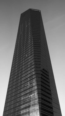 Madrid 'deki Paseo de la Castellana' daki Kristal Kule manzarası, 4 kulenin mali kompleksi. İspanya 'da