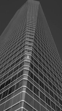 Madrid 'deki Paseo de la Castellana' daki Kristal Kule manzarası, 4 kulenin mali kompleksi. İspanya 'da