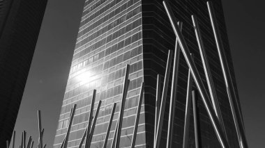 Madrid 'deki Paseo de la Castellana' daki Kristal Kule manzarası, 4 kulenin mali kompleksi. İspanya 'da