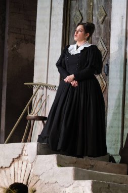 Aktörler, Madrid 'deki Zarzuela Tiyatrosu' nda LA ROSA DEL AZAFRAN operasının sunumu sırasında sahne almışlardır. 23 Ocak 2024 İspanya