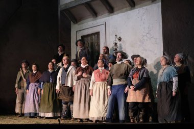 Aktörler, Madrid 'deki Zarzuela Tiyatrosu' nda LA ROSA DEL AZAFRAN operasının sunumu sırasında sahne almışlardır. 23 Ocak 2024 İspanya