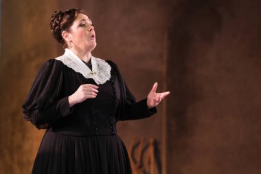 Aktörler, Madrid 'deki Zarzuela Tiyatrosu' nda LA ROSA DEL AZAFRAN operasının sunumu sırasında sahne almışlardır. 23 Ocak 2024 İspanya