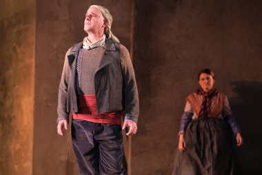 Aktörler, Madrid 'deki Zarzuela Tiyatrosu' nda LA ROSA DEL AZAFRAN operasının sunumu sırasında sahne almışlardır. 23 Ocak 2024 İspanya