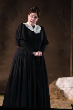 Aktörler, Madrid 'deki Zarzuela Tiyatrosu' nda LA ROSA DEL AZAFRAN operasının sunumu sırasında sahne almışlardır. 23 Ocak 2024 İspanya