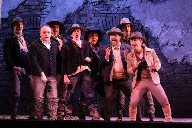 Aktörler, Madrid 'deki Zarzuela Tiyatrosu' nda LA ROSA DEL AZAFRAN operasının sunumu sırasında sahne almışlardır. 23 Ocak 2024 İspanya