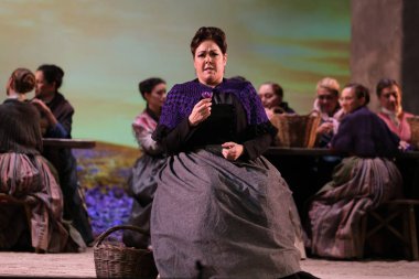 Aktörler, Madrid 'deki Zarzuela Tiyatrosu' nda LA ROSA DEL AZAFRAN operasının sunumu sırasında sahne almışlardır. 23 Ocak 2024 İspanya