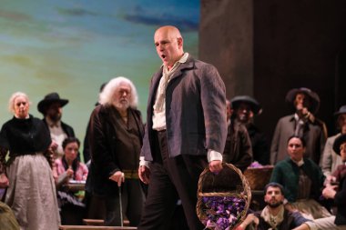 Aktörler, Madrid 'deki Zarzuela Tiyatrosu' nda LA ROSA DEL AZAFRAN operasının sunumu sırasında sahne almışlardır. 23 Ocak 2024 İspanya