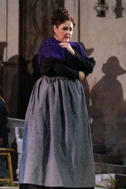 Aktörler, Madrid 'deki Zarzuela Tiyatrosu' nda LA ROSA DEL AZAFRAN operasının sunumu sırasında sahne almışlardır. 23 Ocak 2024 İspanya