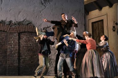 Aktörler, Madrid 'deki Zarzuela Tiyatrosu' nda LA ROSA DEL AZAFRAN operasının sunumu sırasında sahne almışlardır. 23 Ocak 2024 İspanya