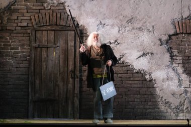 Aktörler, Madrid 'deki Zarzuela Tiyatrosu' nda LA ROSA DEL AZAFRAN operasının sunumu sırasında sahne almışlardır. 23 Ocak 2024 İspanya