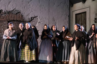 Aktörler, Madrid 'deki Zarzuela Tiyatrosu' nda LA ROSA DEL AZAFRAN operasının sunumu sırasında sahne almışlardır. 23 Ocak 2024 İspanya