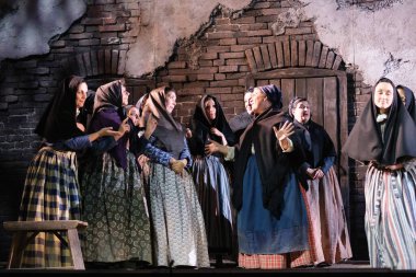 Aktörler, Madrid 'deki Zarzuela Tiyatrosu' nda LA ROSA DEL AZAFRAN operasının sunumu sırasında sahne almışlardır. 23 Ocak 2024 İspanya