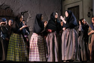 Aktörler, Madrid 'deki Zarzuela Tiyatrosu' nda LA ROSA DEL AZAFRAN operasının sunumu sırasında sahne almışlardır. 23 Ocak 2024 İspanya