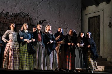 Aktörler, Madrid 'deki Zarzuela Tiyatrosu' nda LA ROSA DEL AZAFRAN operasının sunumu sırasında sahne almışlardır. 23 Ocak 2024 İspanya