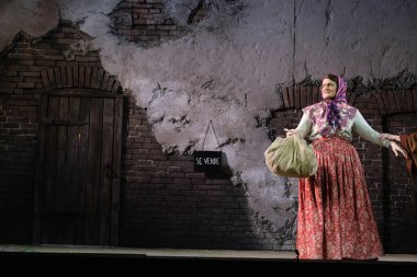 Aktörler, Madrid 'deki Zarzuela Tiyatrosu' nda LA ROSA DEL AZAFRAN operasının sunumu sırasında sahne almışlardır. 23 Ocak 2024 İspanya