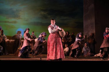 Aktörler, Madrid 'deki Zarzuela Tiyatrosu' nda LA ROSA DEL AZAFRAN operasının sunumu sırasında sahne almışlardır. 23 Ocak 2024 İspanya