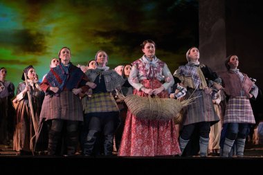 Aktörler, Madrid 'deki Zarzuela Tiyatrosu' nda LA ROSA DEL AZAFRAN operasının sunumu sırasında sahne almışlardır. 23 Ocak 2024 İspanya