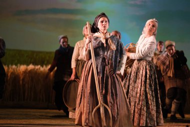 Aktörler, Madrid 'deki Zarzuela Tiyatrosu' nda LA ROSA DEL AZAFRAN operasının sunumu sırasında sahne almışlardır. 23 Ocak 2024 İspanya