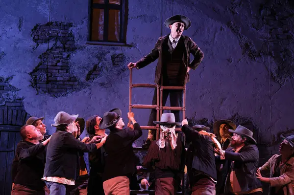 Aktörler, Madrid 'deki Zarzuela Tiyatrosu' nda LA ROSA DEL AZAFRAN operasının sunumu sırasında sahne almışlardır. 23 Ocak 2024 İspanya