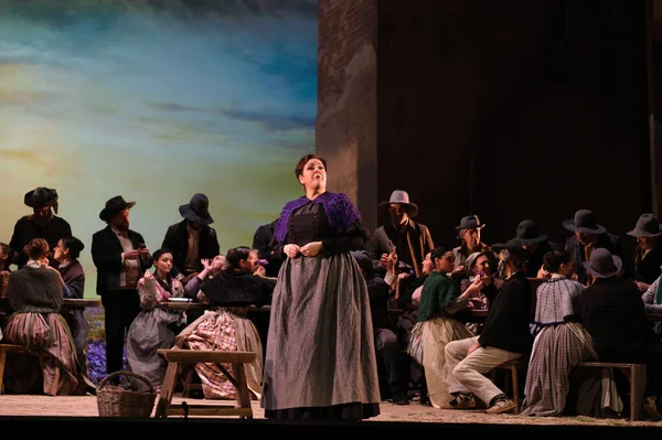 Aktörler, Madrid 'deki Zarzuela Tiyatrosu' nda LA ROSA DEL AZAFRAN operasının sunumu sırasında sahne almışlardır. 23 Ocak 2024 İspanya