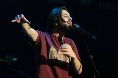Şarkıcı Salvador Sobral, 25 Ocak 2024 'te İspanya' nın Madrid kentindeki INVERFEST festivalinde performans sergiliyor.