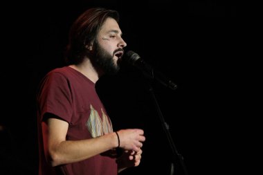 Şarkıcı Salvador Sobral, 25 Ocak 2024 'te İspanya' nın Madrid kentindeki INVERFEST festivalinde performans sergiliyor.