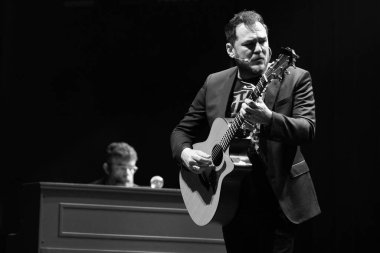 Şarkıcı Ismael Serrano, 27 Ocak 2024 'te Madrid' deki INVERFEST festivalinde performans sergiliyor.