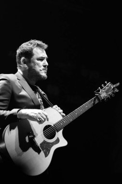 Şarkıcı Ismael Serrano, 27 Ocak 2024 'te Madrid' deki INVERFEST festivalinde performans sergiliyor.