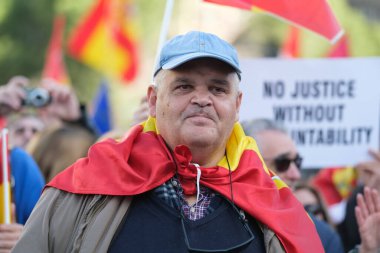 Madrid 'deki bir gösteri sırasında yüzlerce insan 28 Ocak 2024' te İspanya 'nın Madrid kentinde yapılan Junts-psoe anlaşmasını reddettiklerini göstermek için