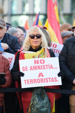 Madrid 'deki bir gösteri sırasında yüzlerce insan 28 Ocak 2024' te İspanya 'nın Madrid kentinde yapılan Junts-psoe anlaşmasını reddettiklerini göstermek için