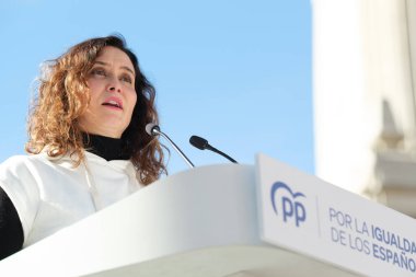  İsabel Diaz Ayuso Madrid 'de 28 Ocak 2024 tarihinde İspanya' nın Madrid kentinde yapılan Junts-psoe anlaşmasını reddettiklerini gösteren bir gösteri sırasında