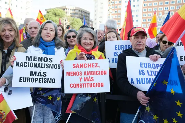 Centenas Pessoas Durante Uma Manifestação Madri Para Mostrar Sua Rejeição — Fotografia de Stock
