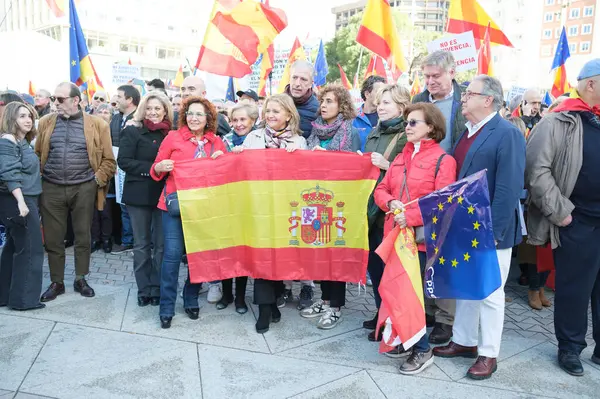Stovky Lidí Během Demonstrace Madridu Aby Ukázali Odmítnutí Paktu Junts — Stock fotografie