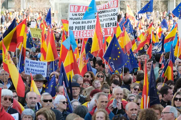 マドリードでのデモの間に何百人もの人々が スペインのマドリードで 2024年1月28日にジュンツ ソエ協定の拒否を示すために — ストック写真