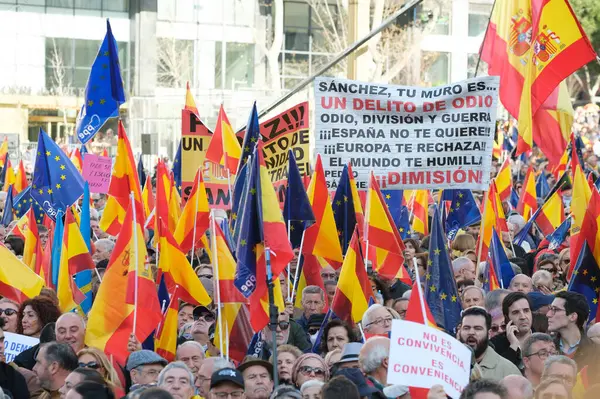 Centinaia Persone Durante Una Manifestazione Madrid Mostrare Loro Rifiuto Del — Foto Stock