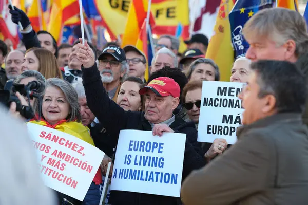Centinaia Persone Durante Una Manifestazione Madrid Mostrare Loro Rifiuto Del — Foto Stock