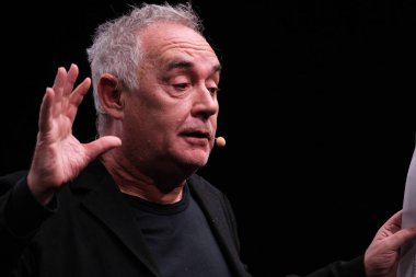 Madrid Uluslararası Gastronomi Kongresi 'nin 30 Ocak 2024 tarihli sayısında, ElBulli Vakfı' ndan İspanyol şef Ferran Adria