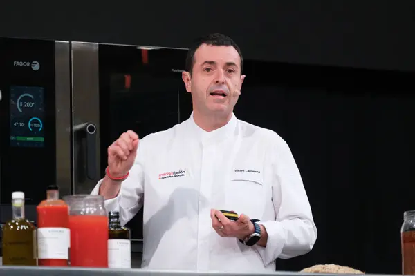 在2024年1月29日于马德里举行的马德里国际烹饪大会期间 西班牙餐馆Ricard Camarena的西班牙厨师Ricard Camarena出席了会议 — 图库照片
