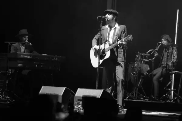 在2024年1月31日于马德里举行的Inverfest音乐节上 Sidecars乐队的歌手Juancho Conejo Torres在音乐会上表演 — 图库照片